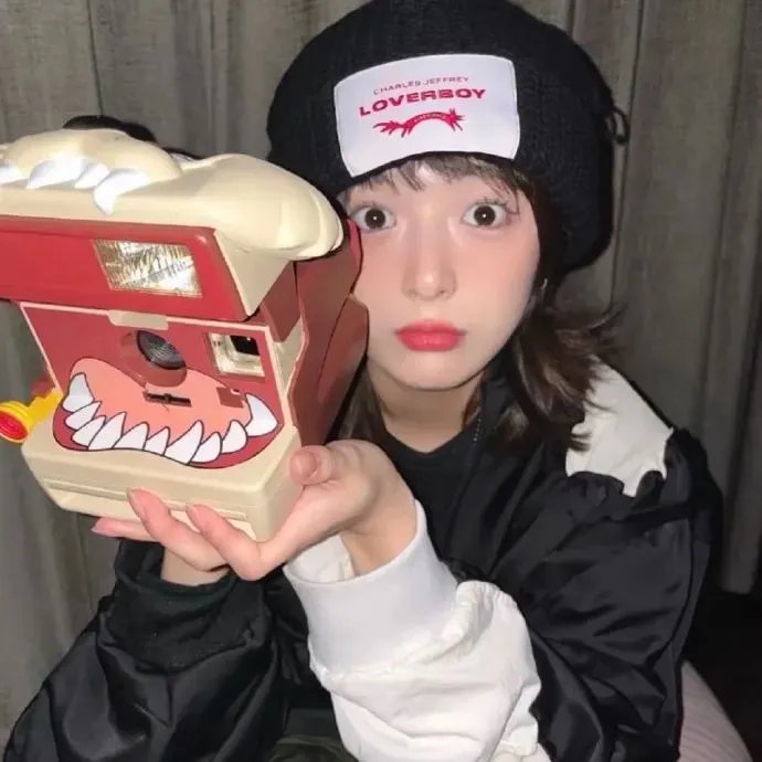 照片中的女孩